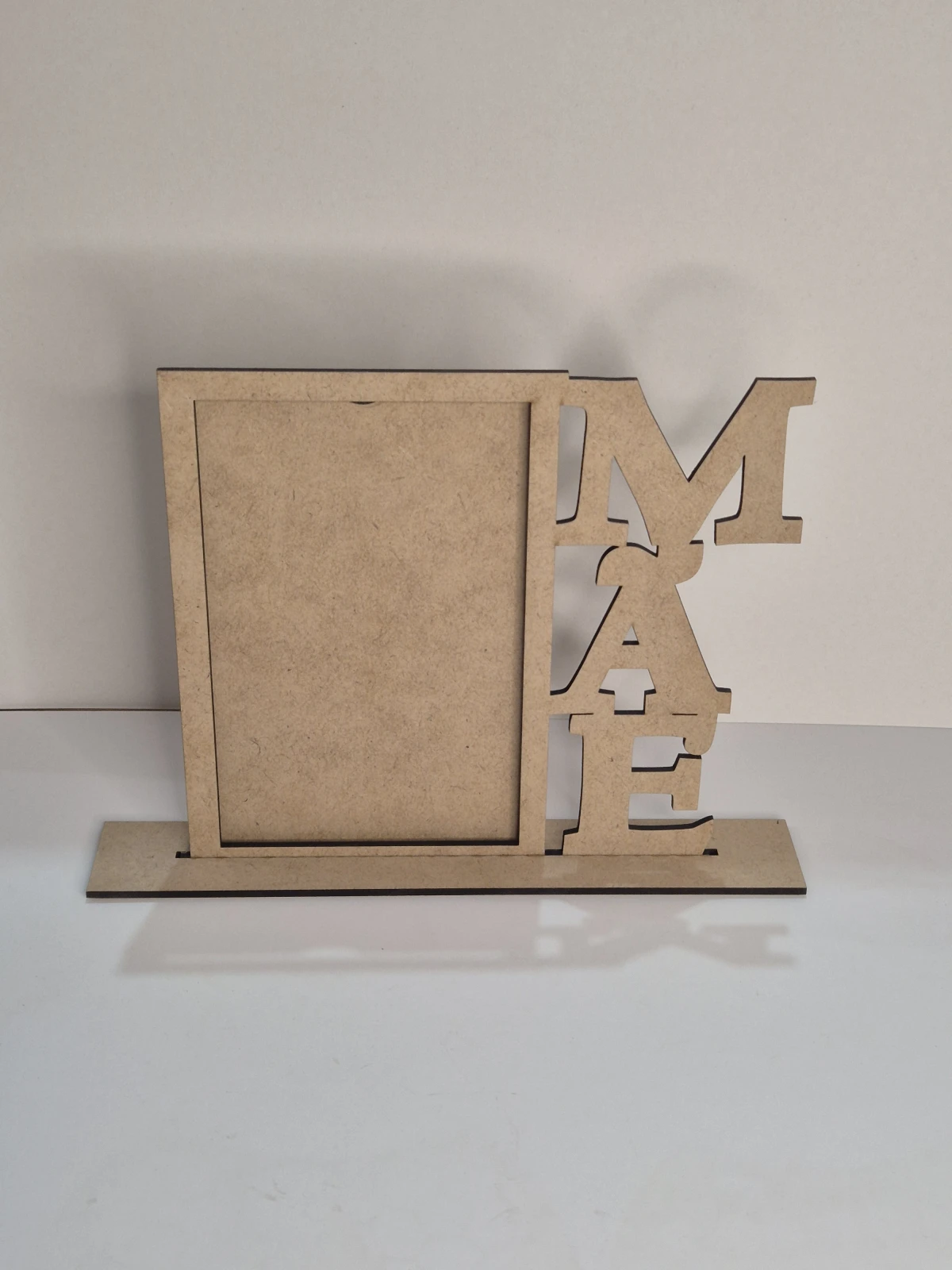 Porta-retrato de mesa com letreiro "MÃE"